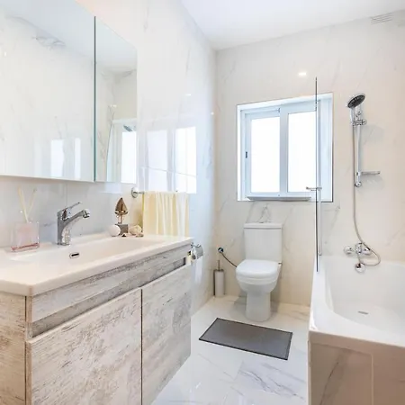 شقة H2 -modern And Spacious 3 Bedroom *