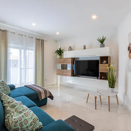 Apartment H2 -modern And Spacious 3 Bedroom *